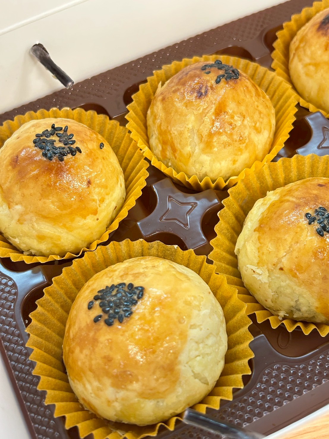 為什麼有些蛋黃酥一咬就流油,有些卻乾到噎?內行人揭密關鍵 5 點 為什麼有些蛋黃酥一咬就流油,有些卻乾到噎?內行人揭密關鍵 5 點