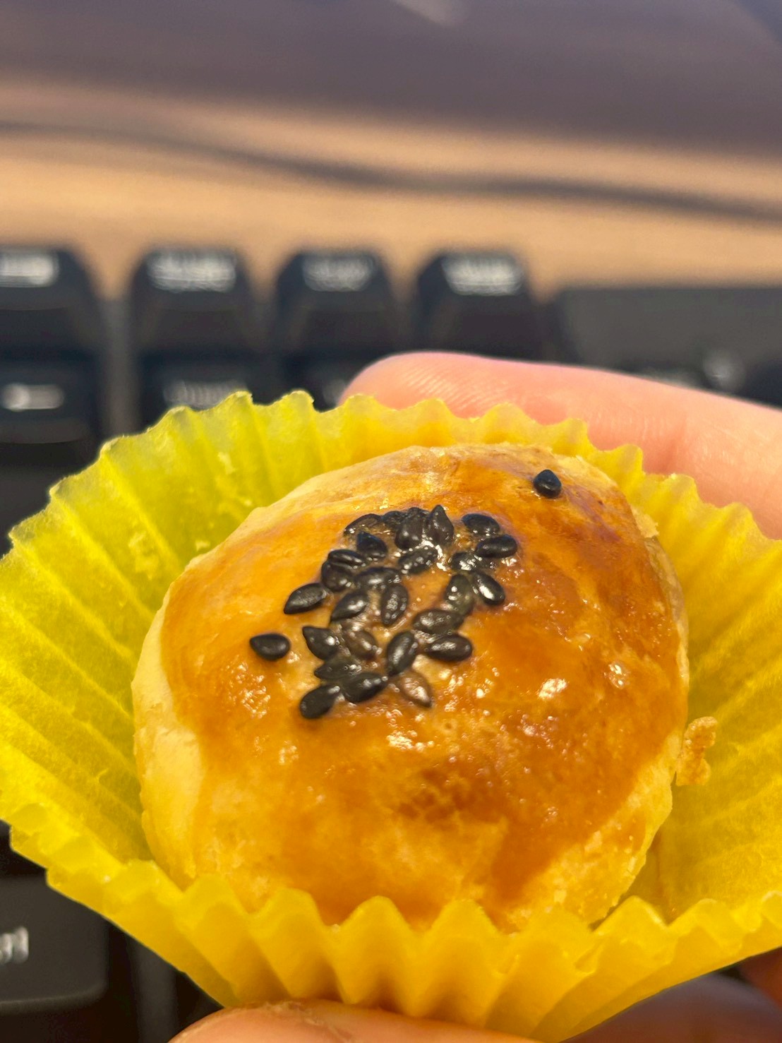 「蛋黃酥怎麼選才不會被嫌?老師傅教你 3 個一看就懂的判斷法」 「蛋黃酥怎麼選才不會被嫌?老師傅教你 3 個一看就懂的判斷法」